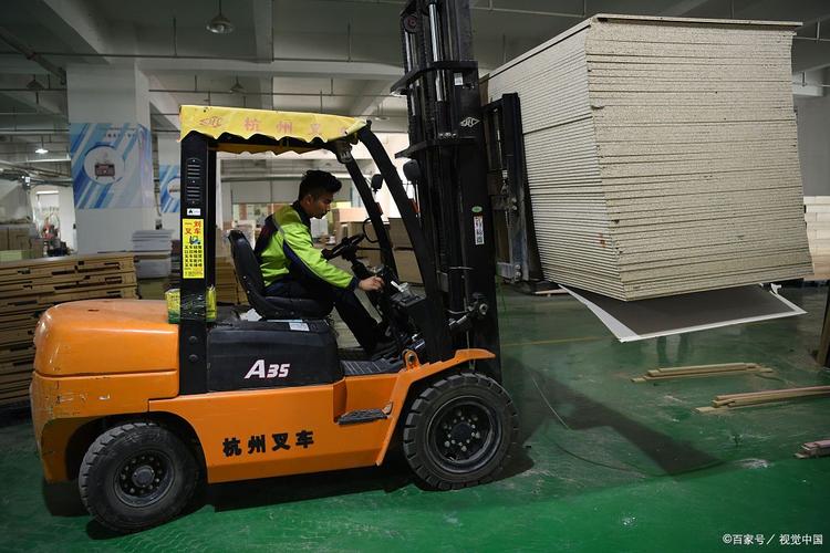 工廠建筑工地叉車進場驗收圖片叉車叉設備搬運圖片物流倉庫設備圖片